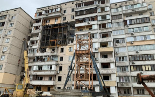 Взрыв в многоэтажке на Позняках: дом укрепляют внутри, фото