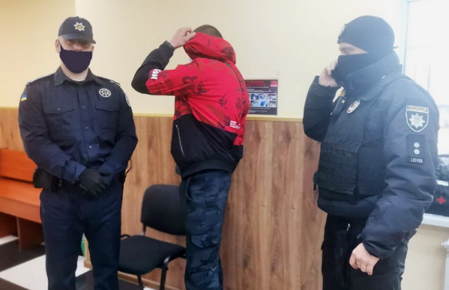 У Білій Церкві неповнолітній хлопець приніс до суду наркотики: фото