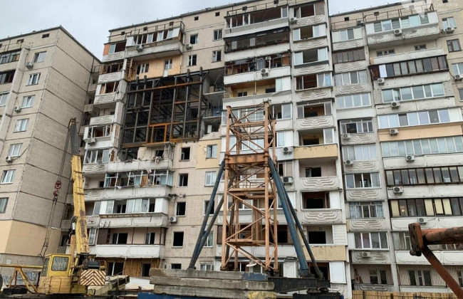 Взрыв в многоэтажке на Позняках: дом укрепляют внутри, фото