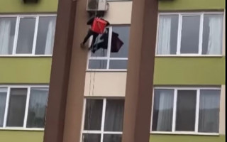 В Киеве курьер спустился с крыши, чтобы доставить еду через окно: видео