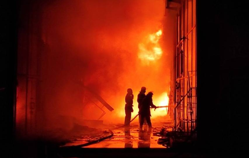 Масштабный пожар в Харькове уничтожил 21 торговый павильон рынка «Барабашово»: фото