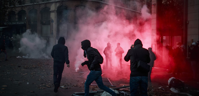 Штраф за сьемку полицейского: во Франции сотни тысяч человек протестуют против нового закона, фото