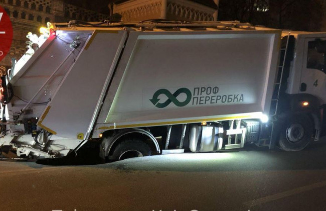 В Киеве мусоровоз провалился под асфальт: фото