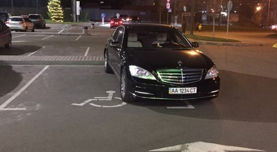 В Киеве показали «героя парковки» на Mercedes, фото