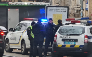 В Киеве пятеро мужчин взяли в заложники женщину: подробности, видео