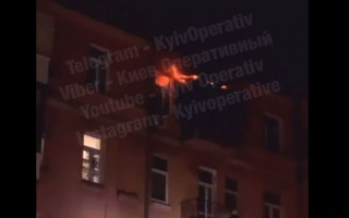 В Киеве горела квартира в многоэтажке, видео