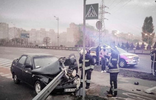 Серьезное ДТП в Киеве: легковушка на большой скорости врезалась в отбойник, фото