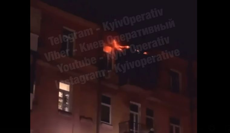 В Киеве горела квартира в многоэтажке, видео