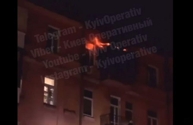 В Киеве горела квартира в многоэтажке, видео