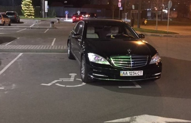 В Киеве показали «героя парковки» на Mercedes, фото