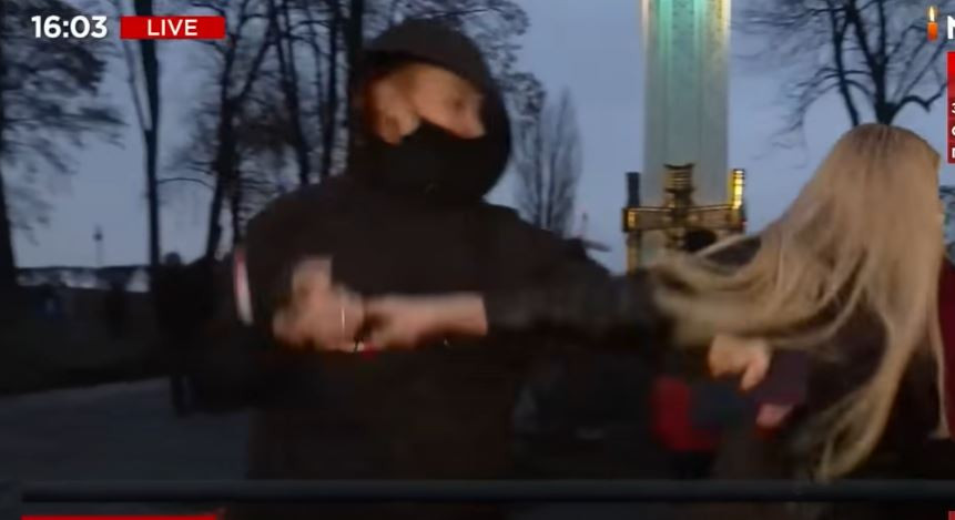 В Киеве напали на журналистку NEWSONE в прямом эфире: реакция полиции и НСЖУ, видео