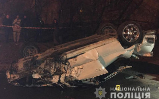 В Каменце-Подольском легковушка врезалась в дерево и перевернулась: двое погибших