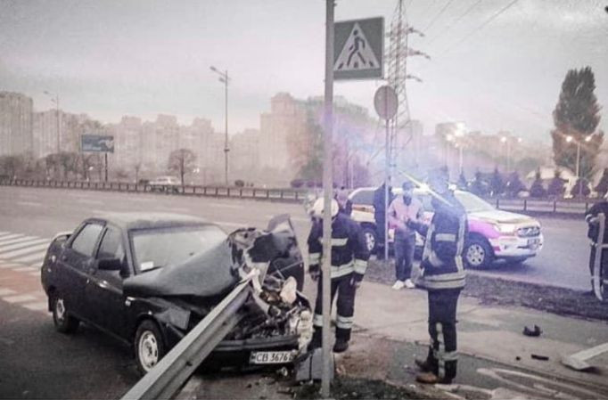 Серьезное ДТП в Киеве: легковушка на большой скорости врезалась в отбойник, фото
