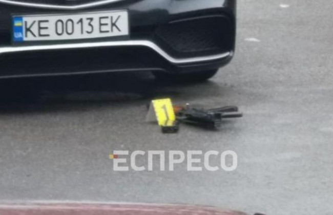 В Киеве расстреляли Mercedes из автомата, фото