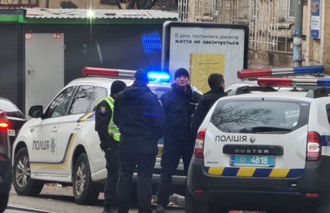 В Киеве пятеро мужчин взяли в заложники женщину: подробности, видео