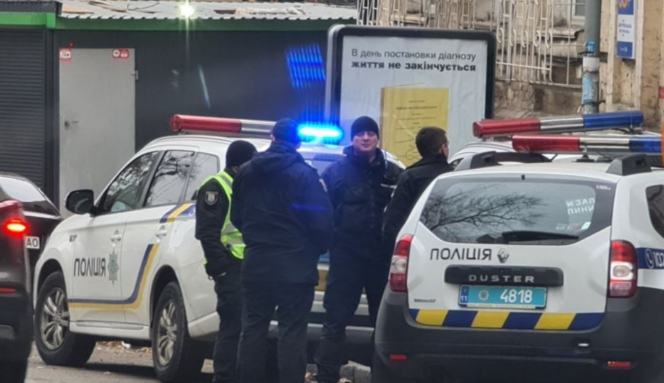 В Киеве пятеро мужчин взяли в заложники женщину: подробности, видео