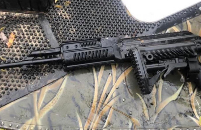 В Киеве из водоема выловили автомат: фото