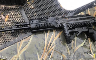 В Киеве из водоема выловили автомат: фото