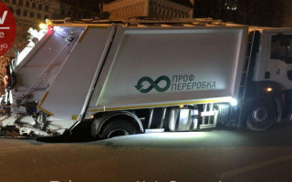 В Киеве мусоровоз провалился под асфальт: фото