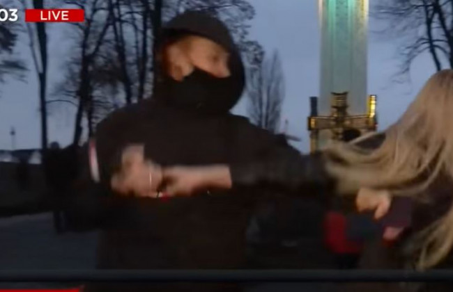 В Киеве напали на журналистку NEWSONE в прямом эфире: реакция полиции и НСЖУ, видео