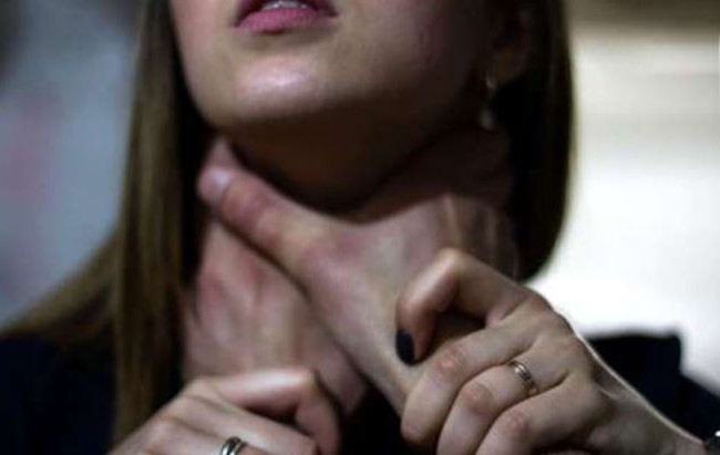 Душив та топив у відрі: на Хмельниччині суд відправив під арешт чоловіка