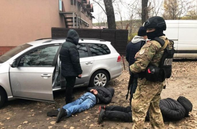 Под Киевом двое иностранцев подожгли автомобиль, видео