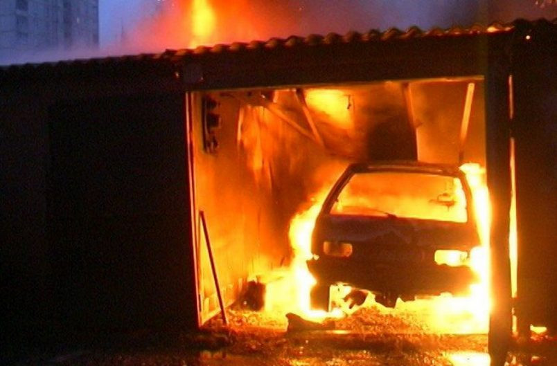 Судье подожгли гараж вместе с автомобилем