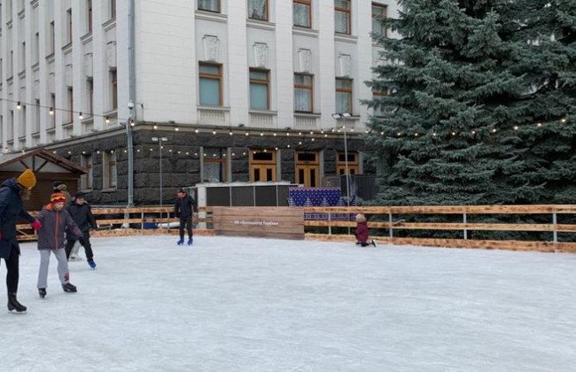 Под Офисом Президента начали устанавливать ледяной каток: фото