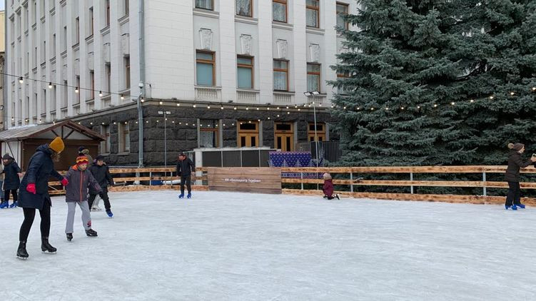 Под Офисом Президента начали устанавливать ледяной каток: фото
