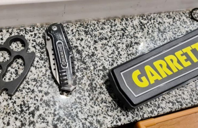 У Рівному чоловік намагався потрапити до суду з холодною зброєю