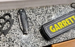 У Рівному чоловік намагався потрапити до суду з холодною зброєю