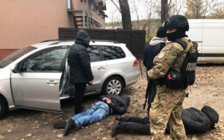 Под Киевом двое иностранцев подожгли автомобиль, видео