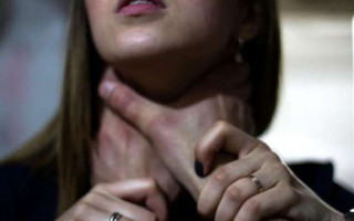 Душив та топив у відрі: на Хмельниччині суд відправив під арешт чоловіка