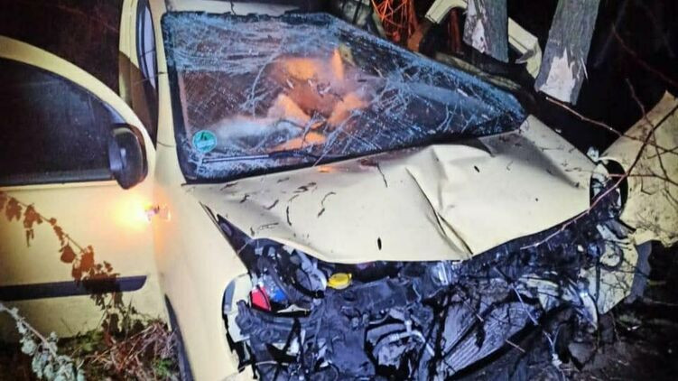 В Чернигове клиент такси угнал автомобиль и разбился на нем: фото