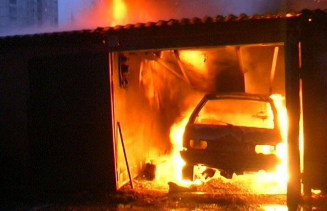 Судье подожгли гараж вместе с автомобилем