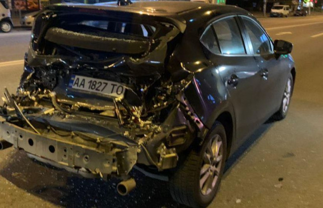 В Киеве бетономешалка протаранила легковушку, фото