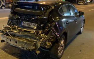 В Киеве бетономешалка протаранила легковушку, фото