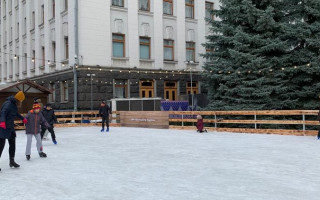 Под Офисом Президента начали устанавливать ледяной каток: фото