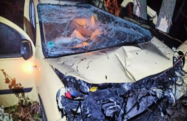 В Чернигове клиент такси угнал автомобиль и разбился на нем: фото