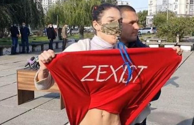 Суд оштрафовал активистку Femen, которая разделась перед Зеленским