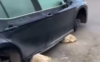 В Киеве воры сняли все четыре колеса с иномарки: автомобиль поврежден, фото