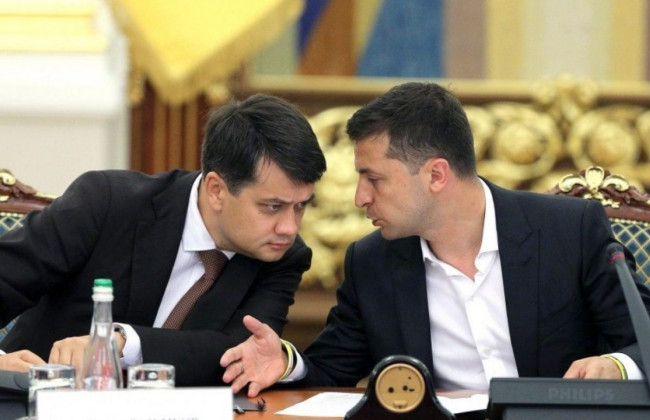 Зеленский попросил Разумкова не рассматривать его законопроект о роспуске Конституционного Суда