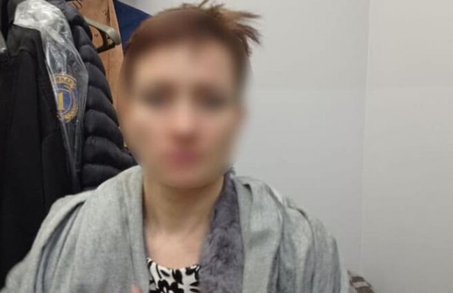 В столичном ТЦ женщина на глазах у посетителей нюхала со столика белый порошок