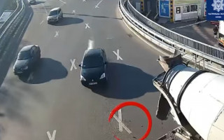 В Киеве водителя бетономешалки наказали за загрязнение дороги: видео