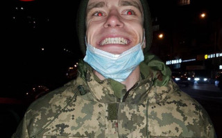 У Києві військовослужбовець кидався камінням у припарковані автомобілі: фото
