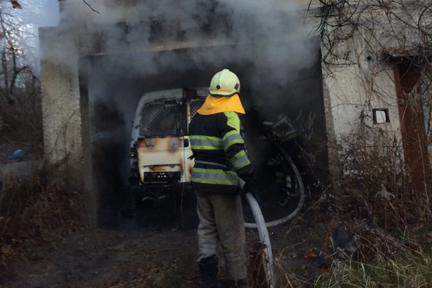 Под Киевом в частном гараже сгорел автомобиль