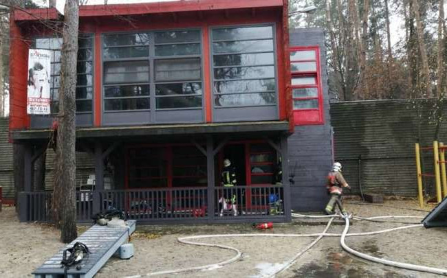 Под Киевом вспыхнул пожар в гостинично-ресторанном комплексе