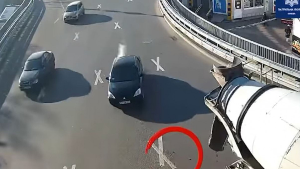 В Киеве водителя бетономешалки наказали за загрязнение дороги: видео