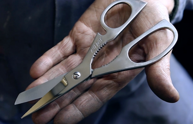 Під Києвом судитимуть чоловіка, який накинувся з ножицями на сина колишньої