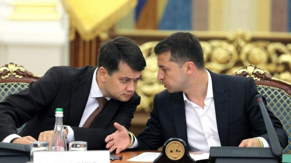 Зеленский попросил Разумкова не рассматривать его законопроект о роспуске Конституционного Суда